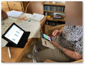 Ältere Frau mit Smartphone und Tablet (© Claudia Müller)