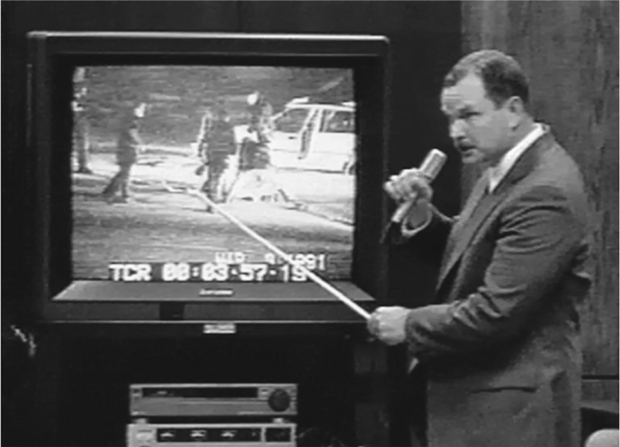 Sergeant Duke analysiert das Rodney King Video (© Co-Operative Action (2018), S. 415)