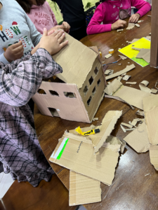 Children constructing cardboard houses with electrical wiring at the MediaSpace in the Rif (© Nina ter Laan)